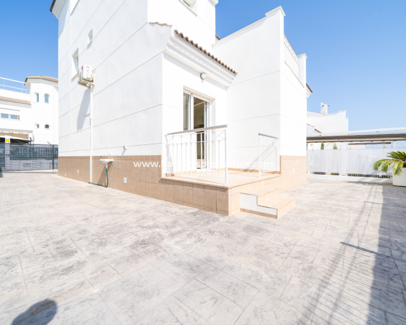 Resale - Detached - Urb. La Marina