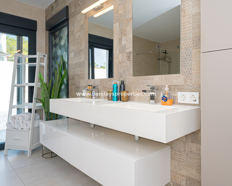 Resale - Detached - Urb. La Marina