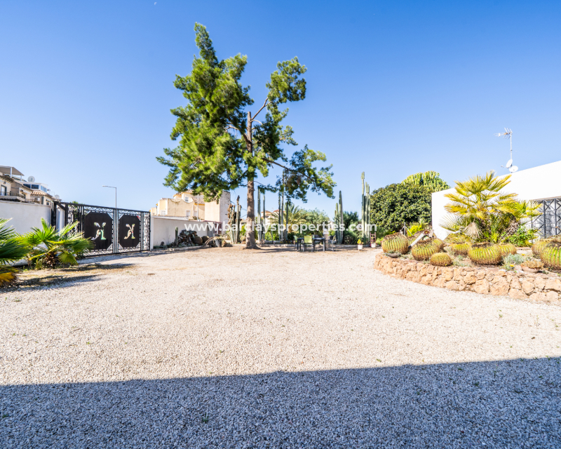 Resale - Detached - Urb. La Marina