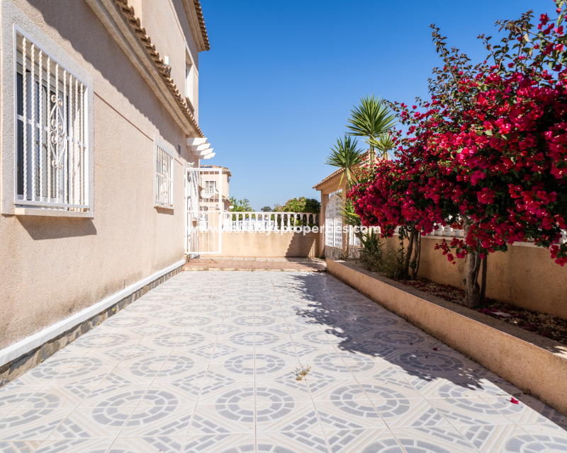Resale - Detached - Urb. La Marina