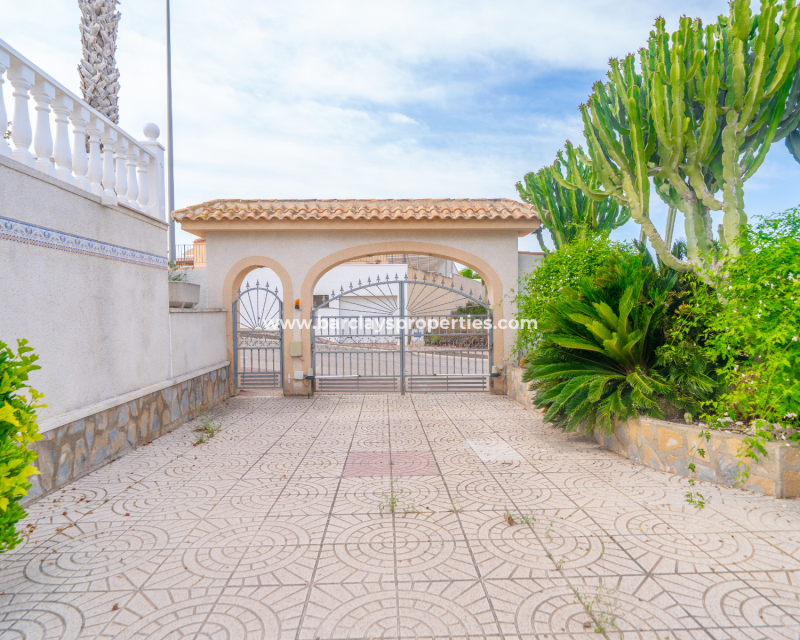 Resale - Detached - Urb. La Marina