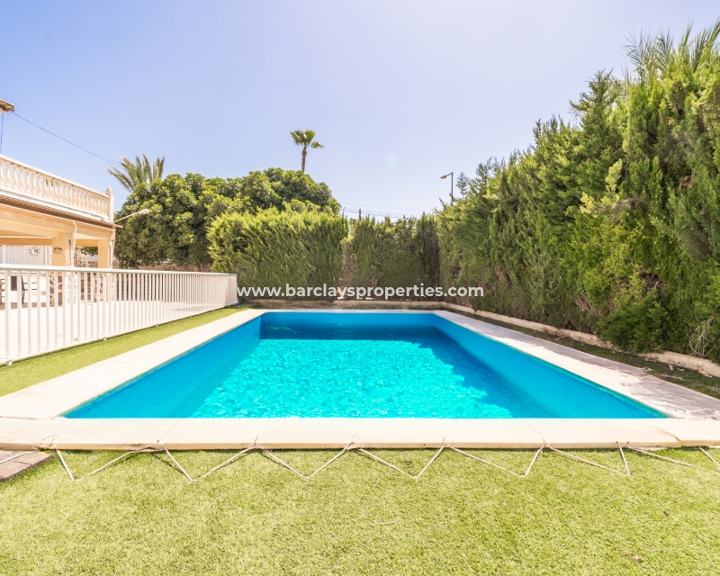 Resale - Freistendhe Villa - Urb. El Oasis - La Marina