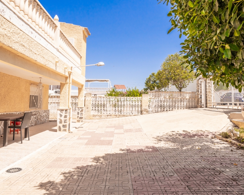 Resale - Freistendhe Villa - Urb. El Oasis - La Marina