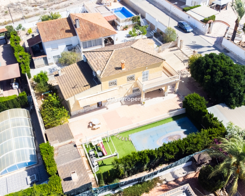 Resale - Freistendhe Villa - Urb. El Oasis - La Marina