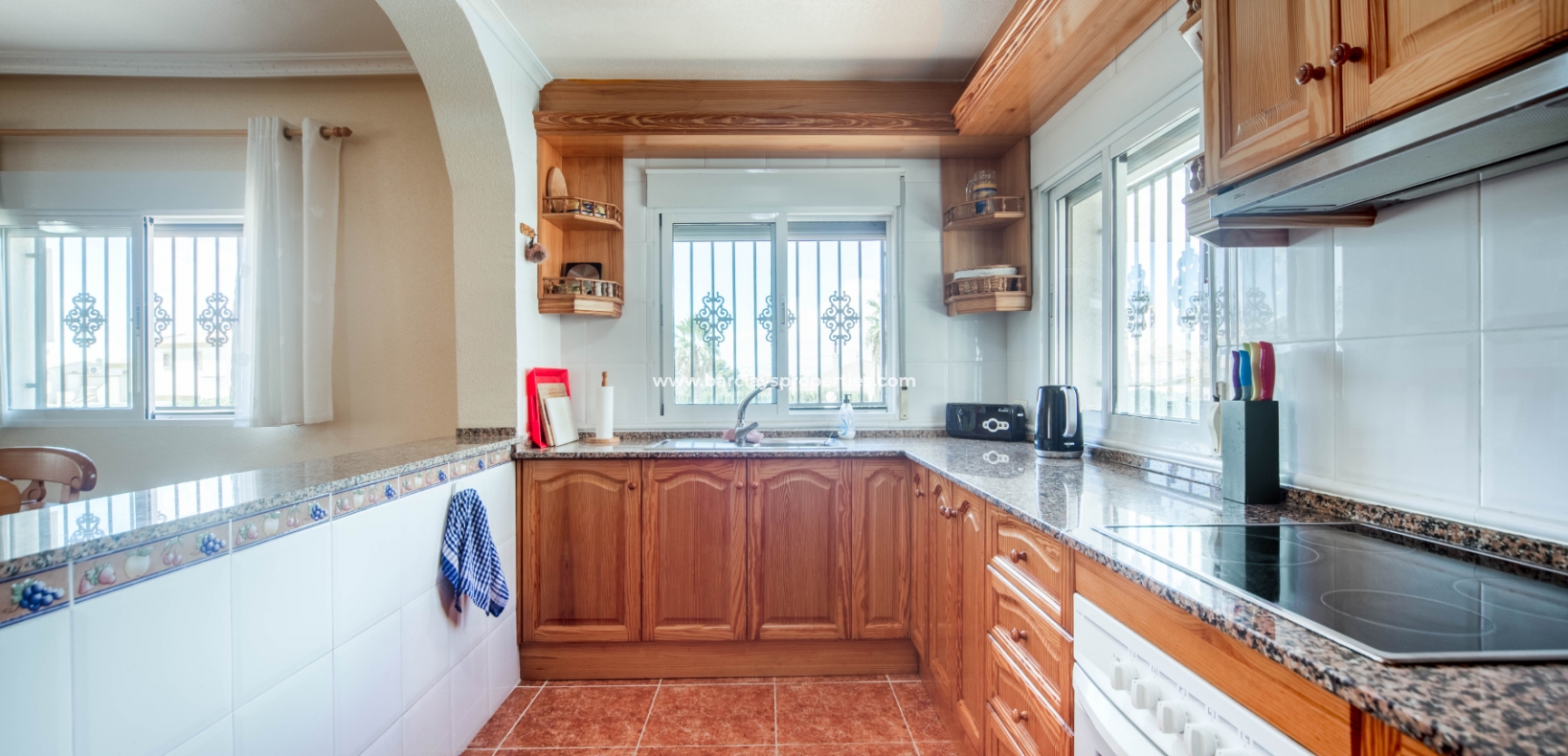 Resale - Freistendhe Villa - Urb. La Marina