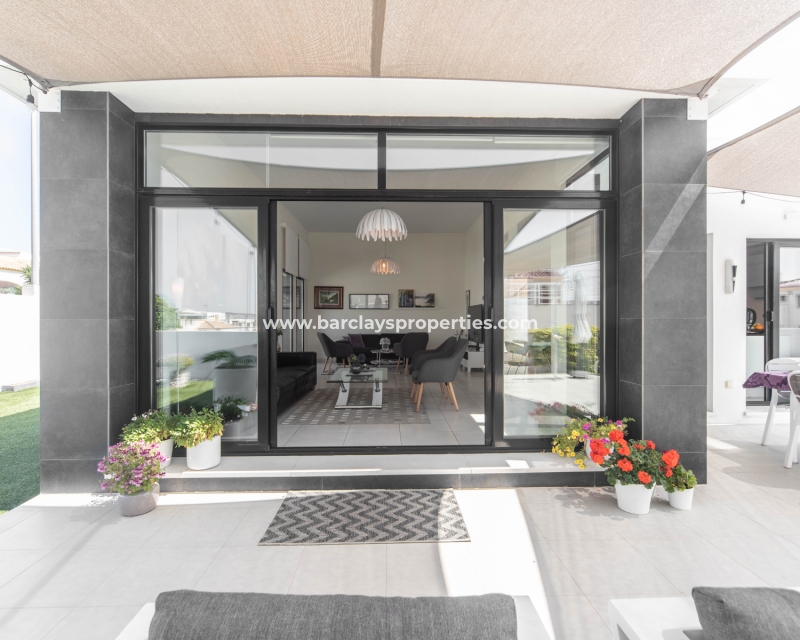 Resale - Freistendhe Villa - Urb. La Marina