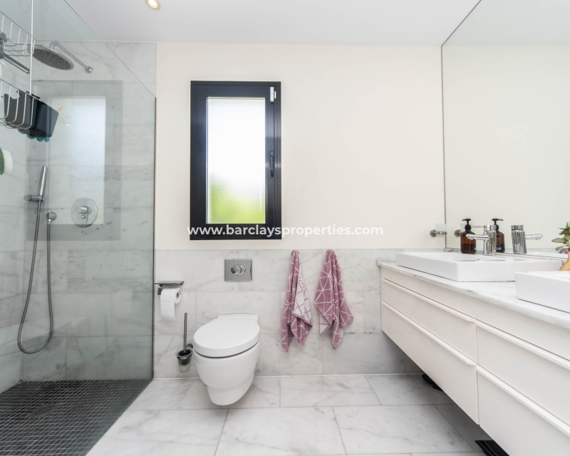 Resale - Freistendhe Villa - Urb. La Marina