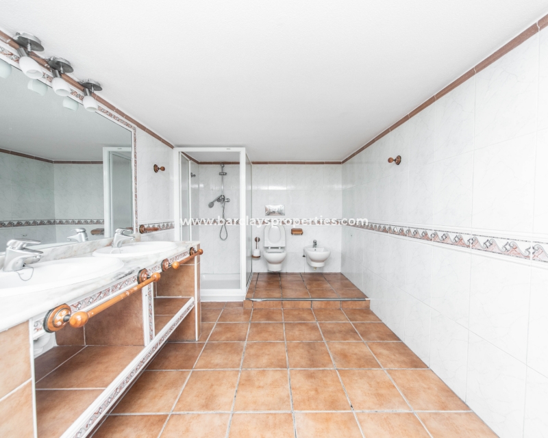 Resale - Freistendhe Villa - Urb. La Marina