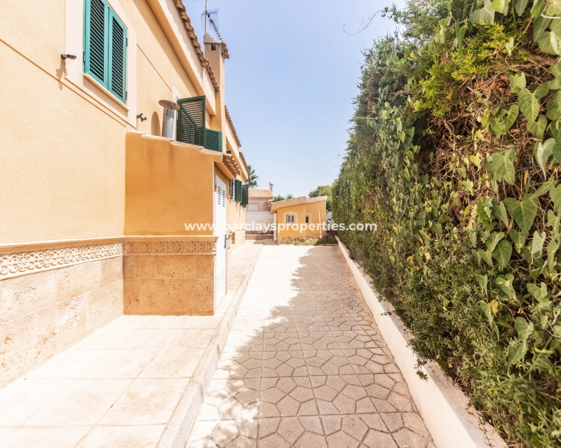 Resale - Freistendhe Villa - Urb. La Marina