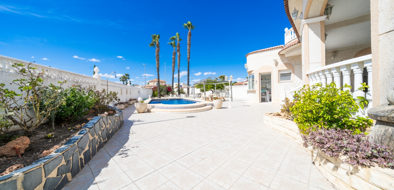 Resale - Freistendhe Villa - Urb. La Marina