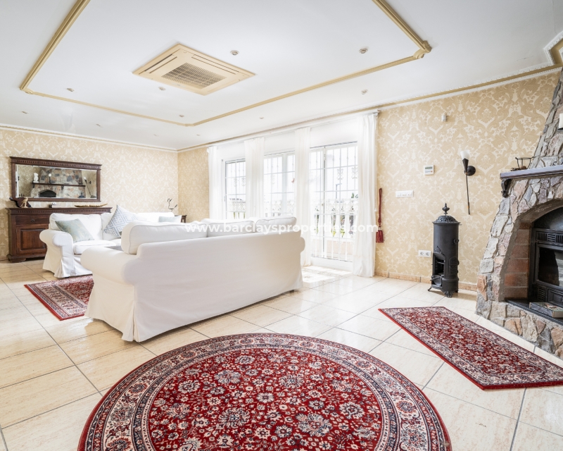 Resale - Freistendhe Villa - Urb. La Marina