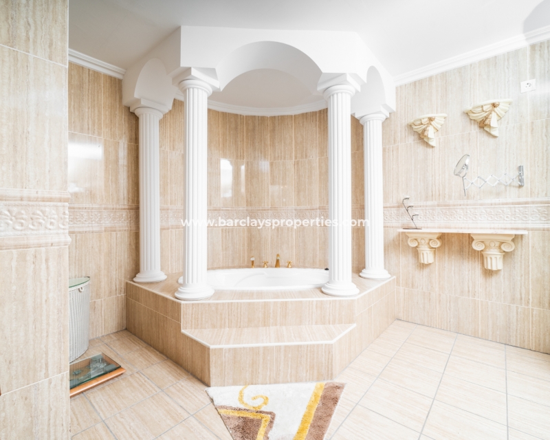 Resale - Freistendhe Villa - Urb. La Marina