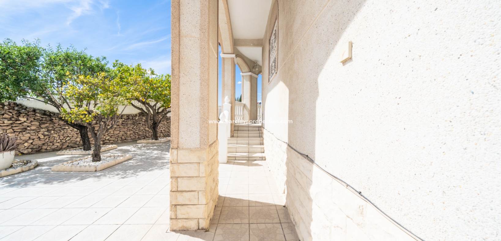 Resale - Freistendhe Villa - Urb. La Marina