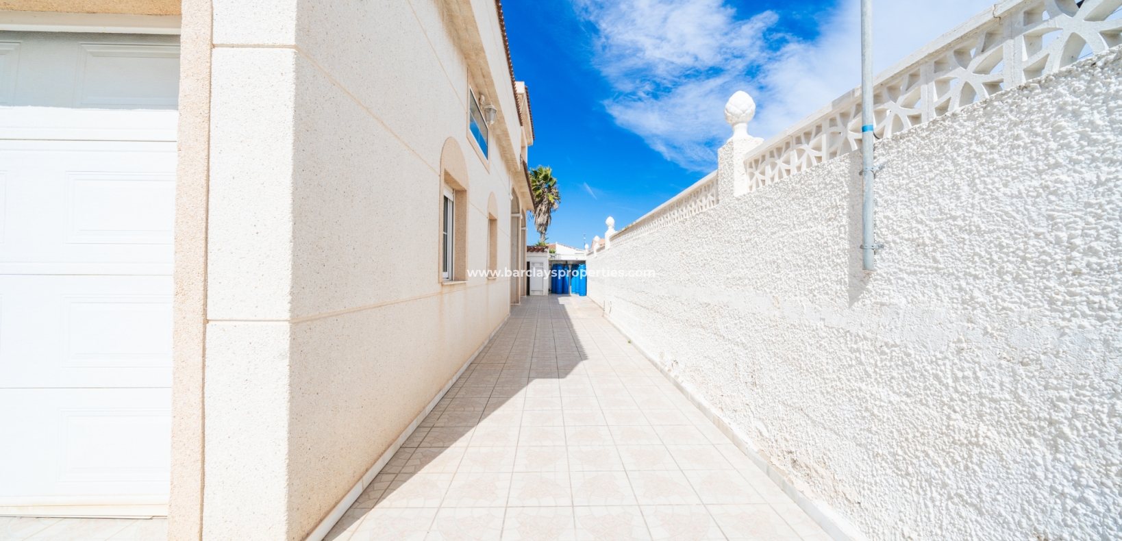 Resale - Freistendhe Villa - Urb. La Marina