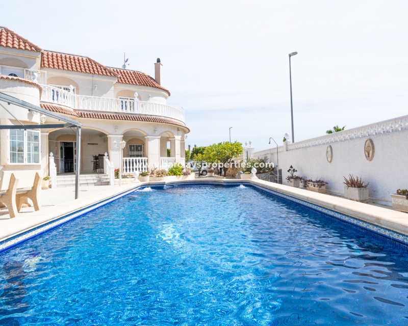 Resale - Freistendhe Villa - Urb. La Marina