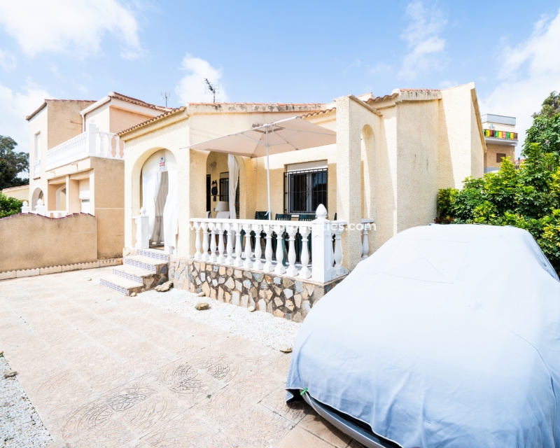 Resale - Freistendhe Villa - Urb. La Marina