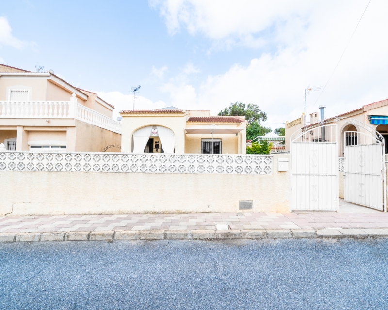 Resale - Freistendhe Villa - Urb. La Marina