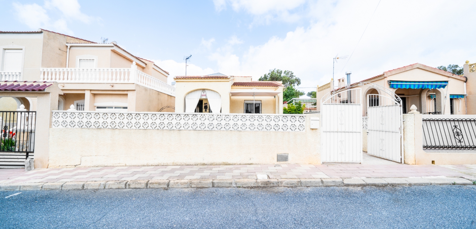 Resale - Freistendhe Villa - Urb. La Marina