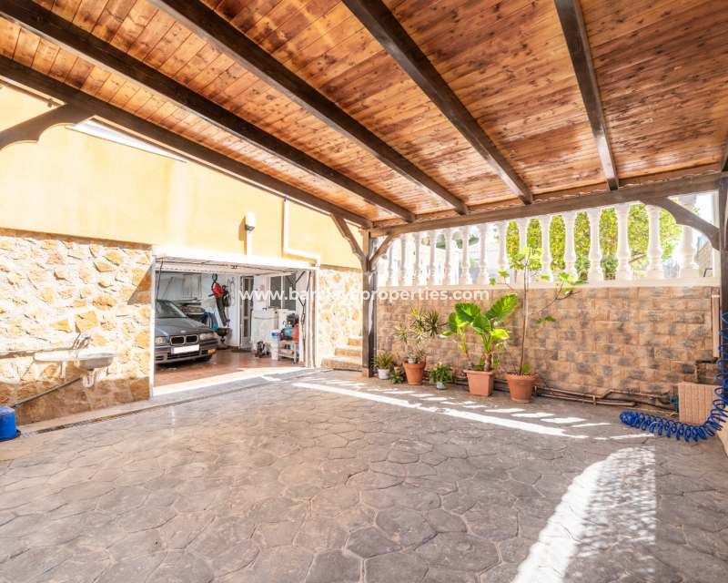 Resale - Freistendhe Villa - Urb. La Marina