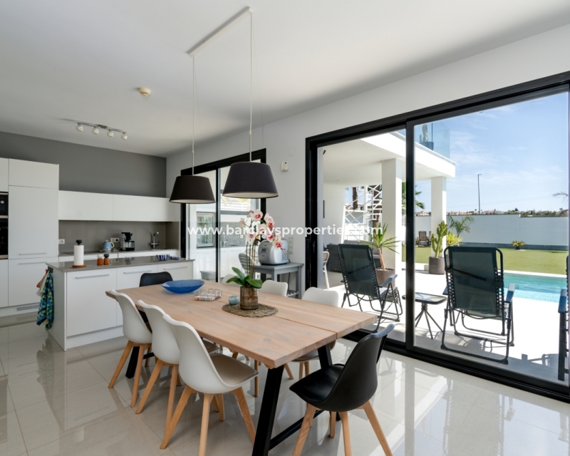 Resale - Freistendhe Villa - Urb. La Marina