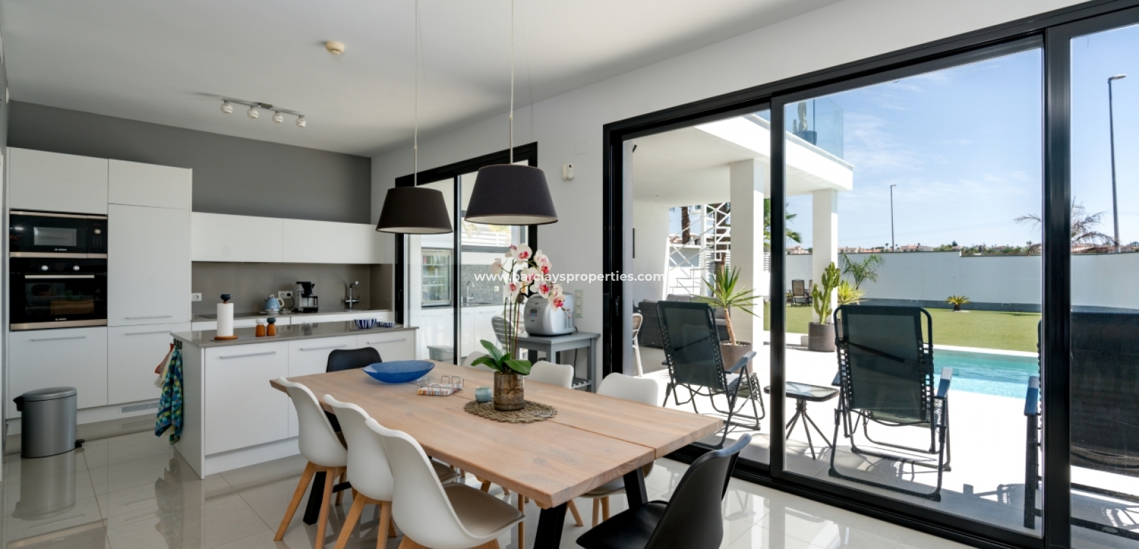 Resale - Freistendhe Villa - Urb. La Marina