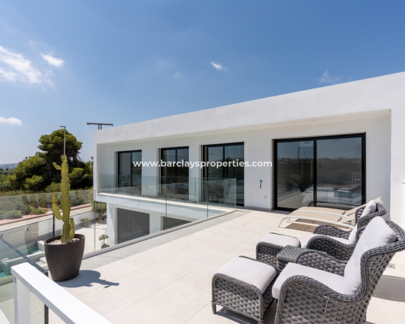 Resale - Freistendhe Villa - Urb. La Marina