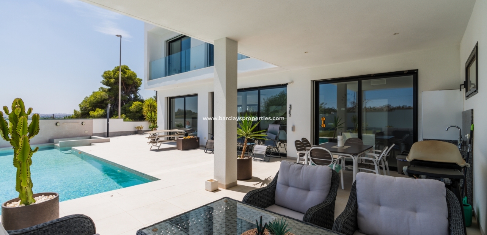 Resale - Freistendhe Villa - Urb. La Marina