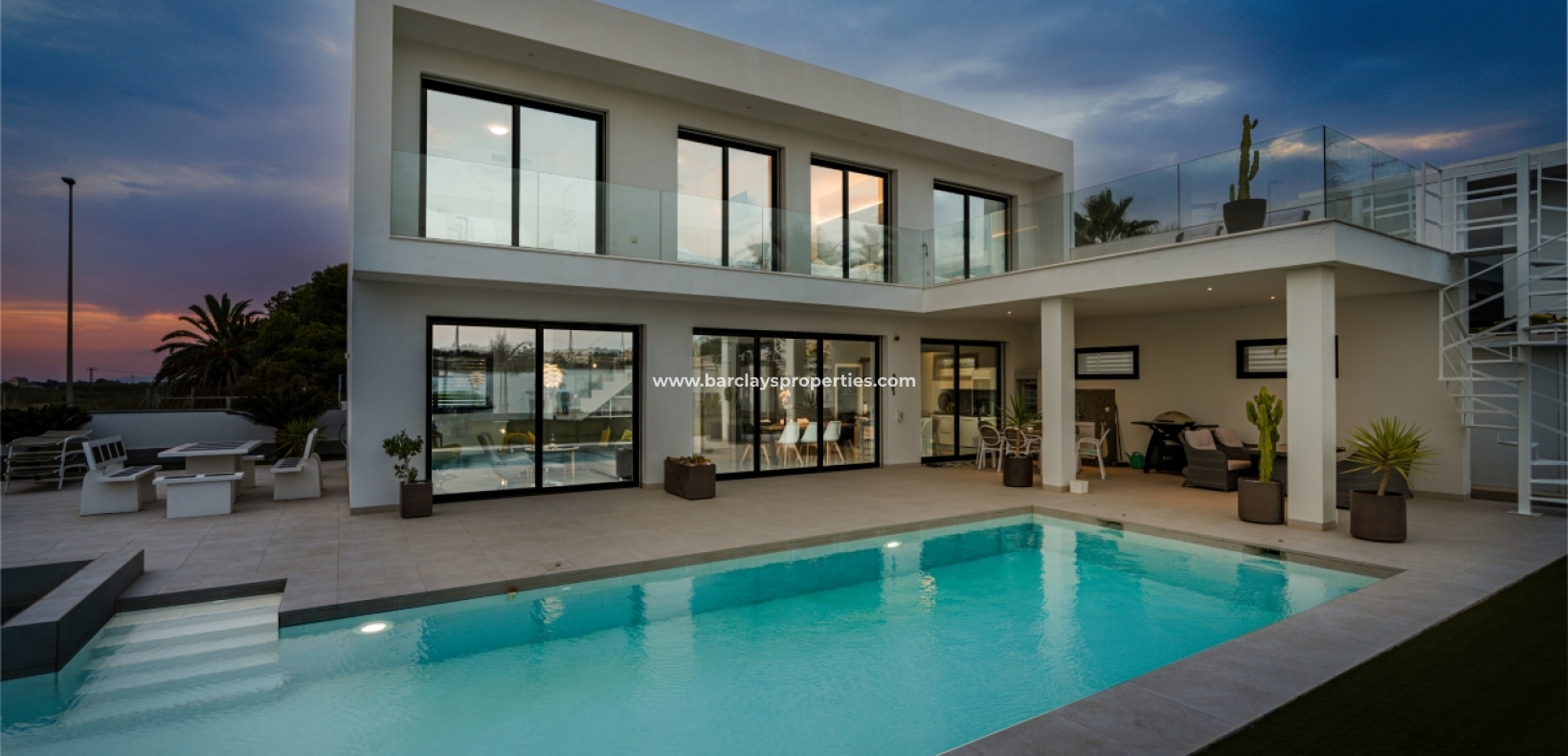 Resale - Freistendhe Villa - Urb. La Marina