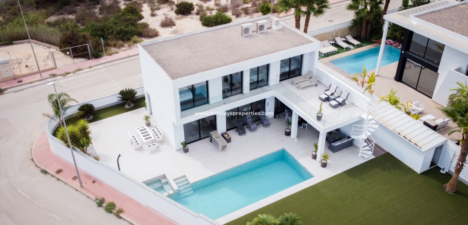 Resale - Freistendhe Villa - Urb. La Marina