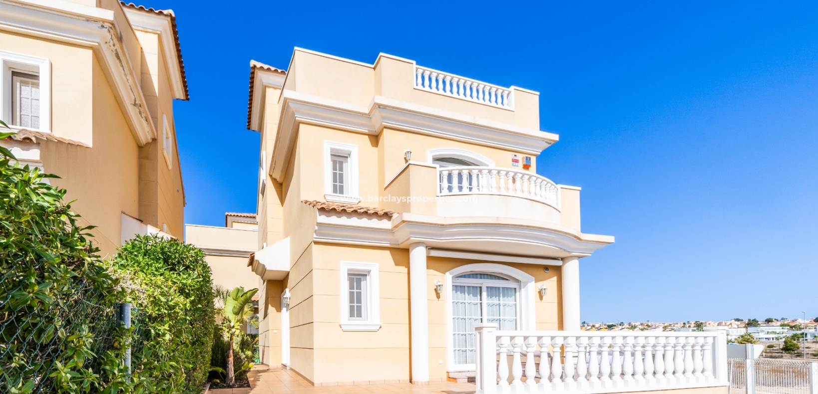 Resale - Freistendhe Villa - Urb. La Marina