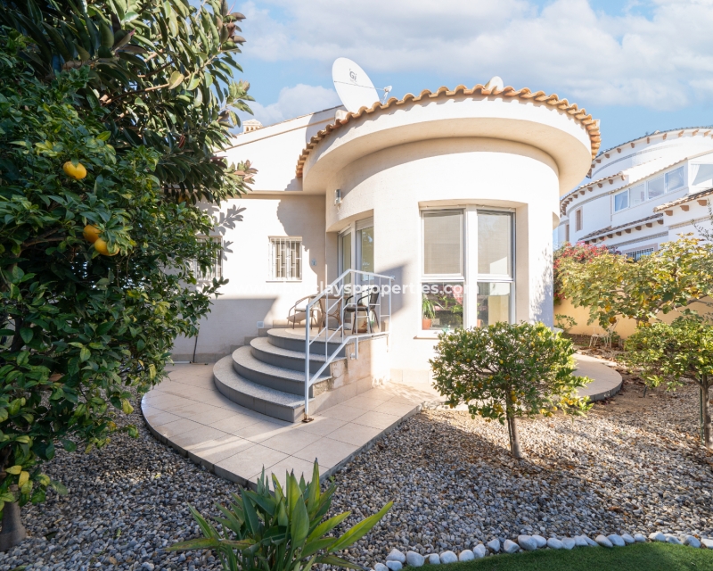 Resale - Freistendhe Villa - Urb. La Marina