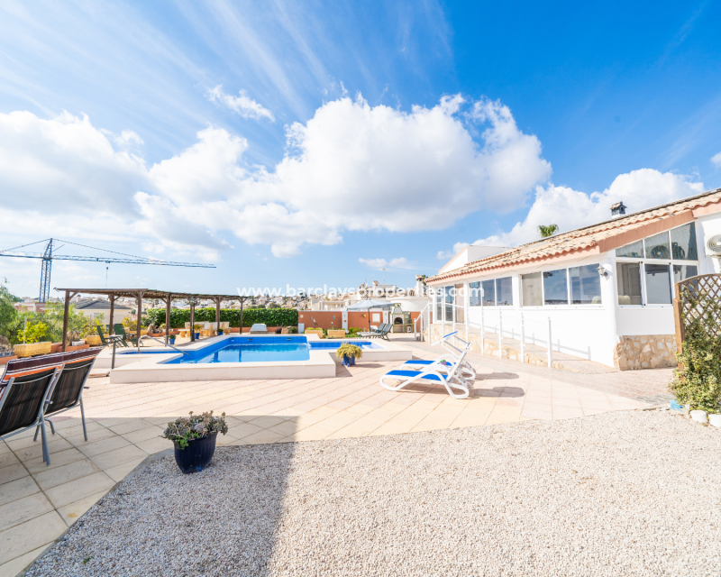 Resale - Freistendhe Villa - Urb. La Marina