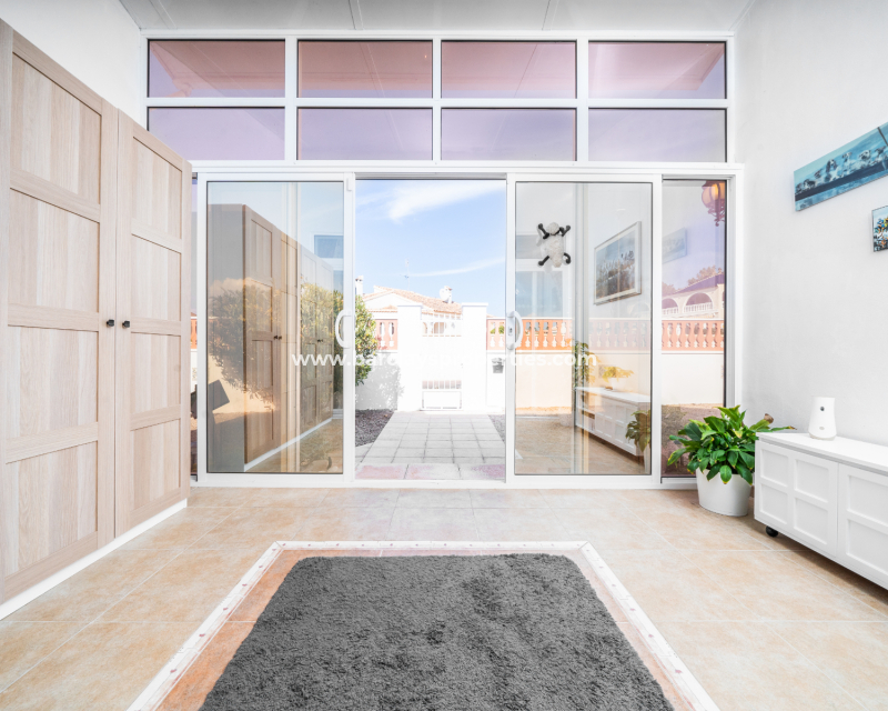 Resale - Freistendhe Villa - Urb. La Marina