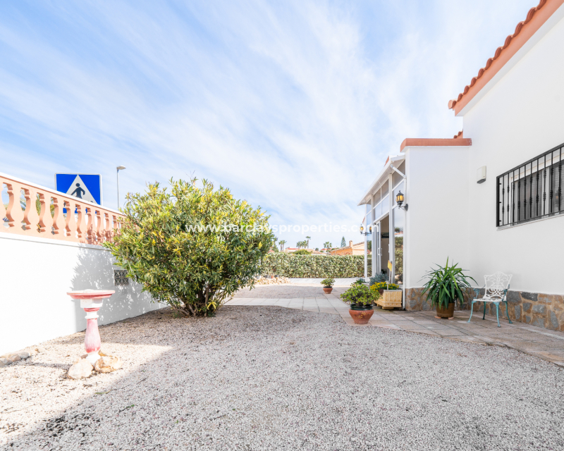 Resale - Freistendhe Villa - Urb. La Marina