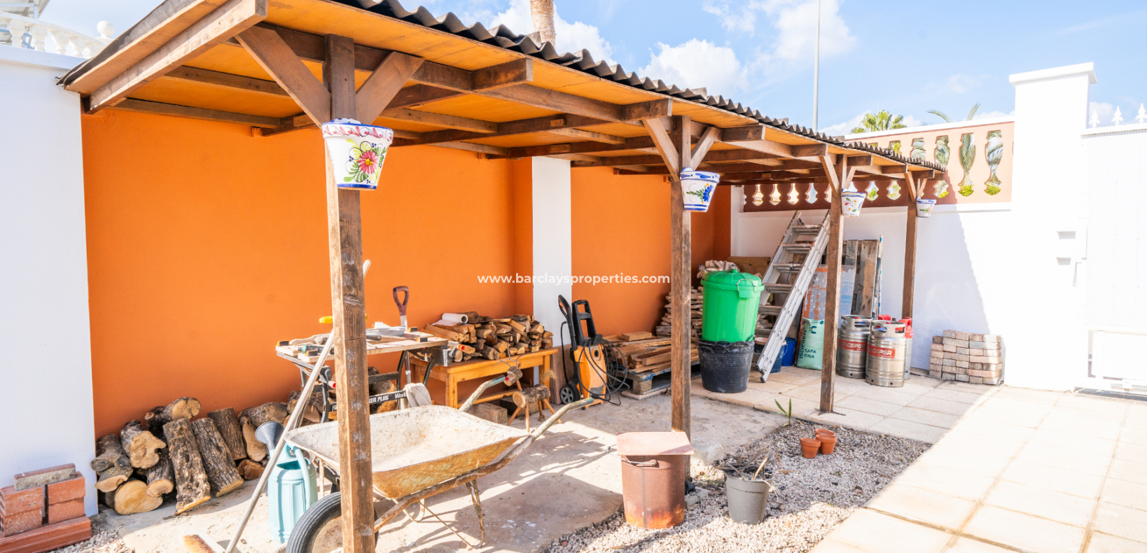 Resale - Freistendhe Villa - Urb. La Marina