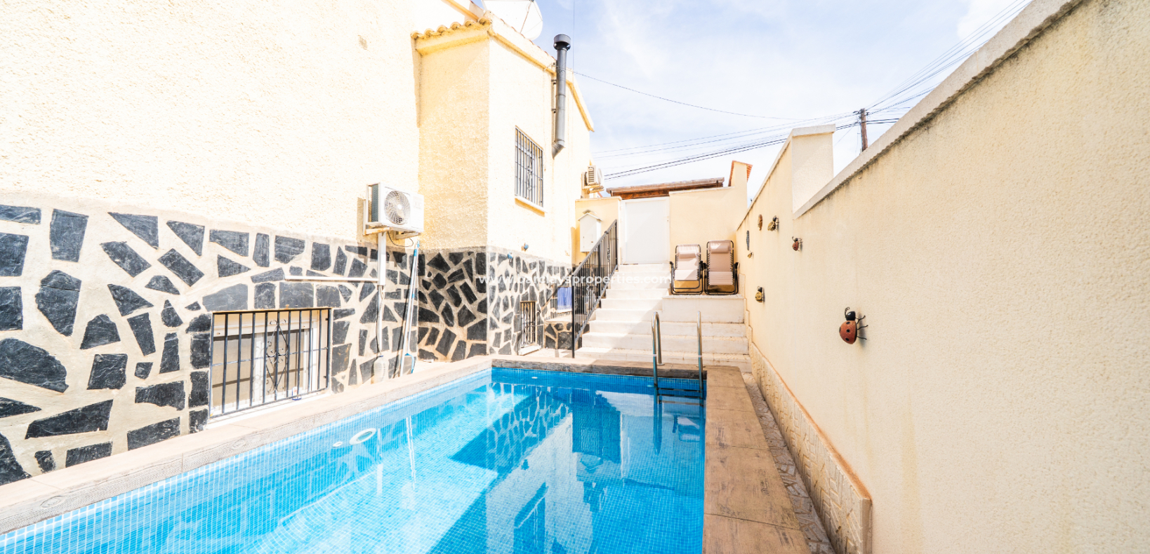 Resale - Freistendhe Villa - Urb. La Marina