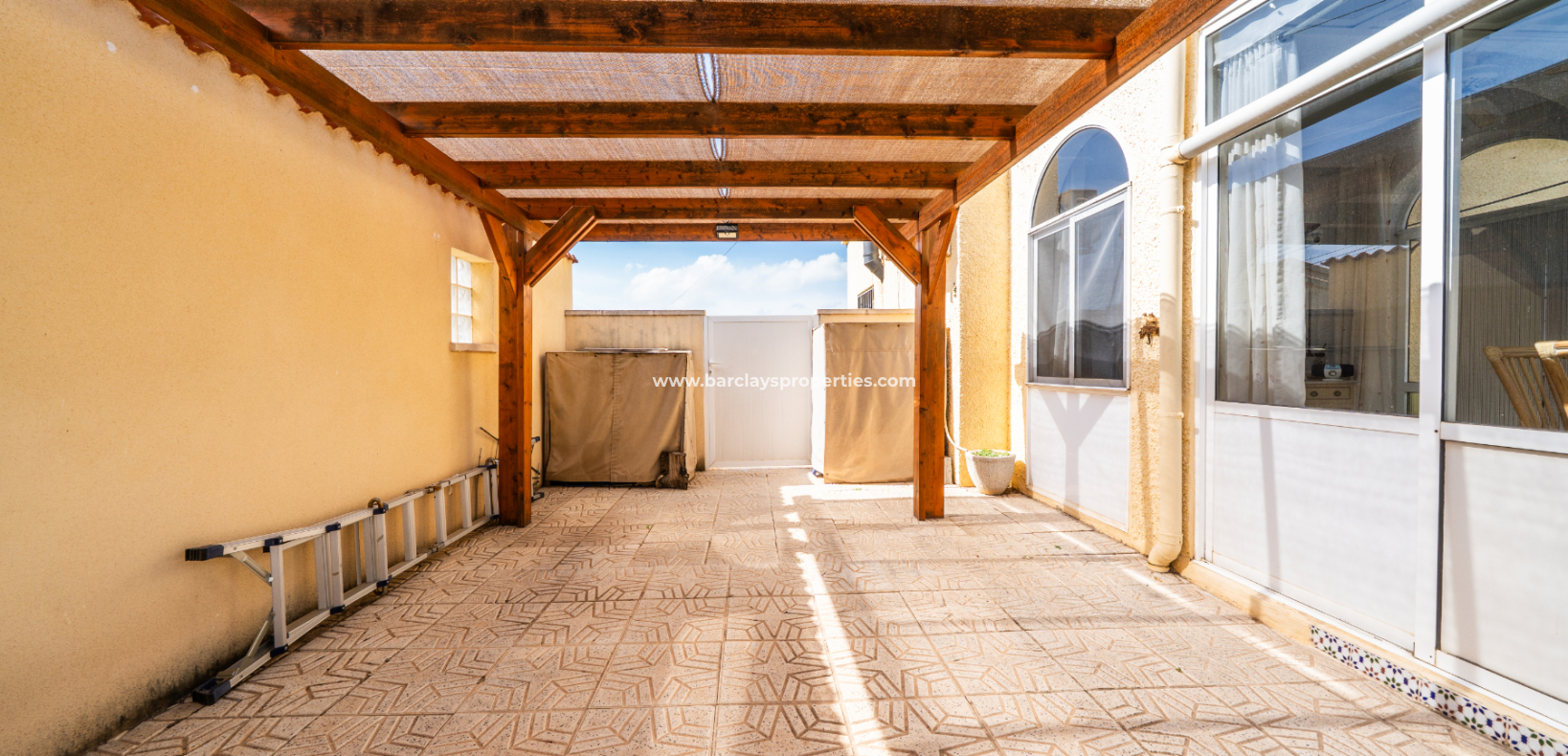 Resale - Freistendhe Villa - Urb. La Marina