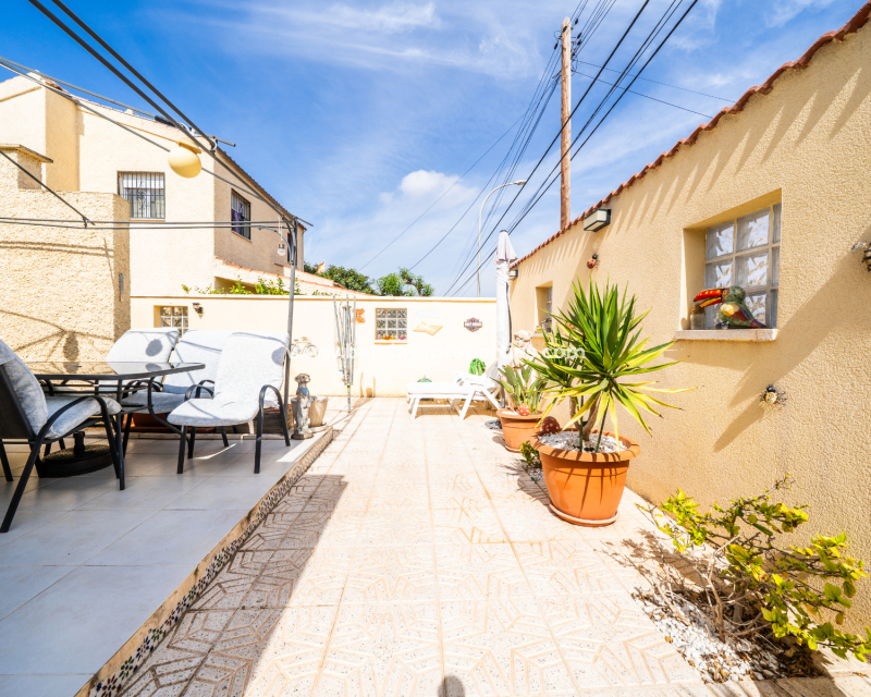 Resale - Freistendhe Villa - Urb. La Marina