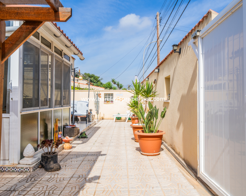 Resale - Freistendhe Villa - Urb. La Marina