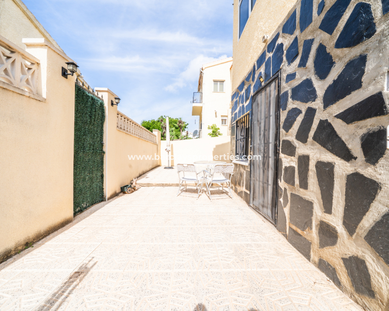 Resale - Freistendhe Villa - Urb. La Marina