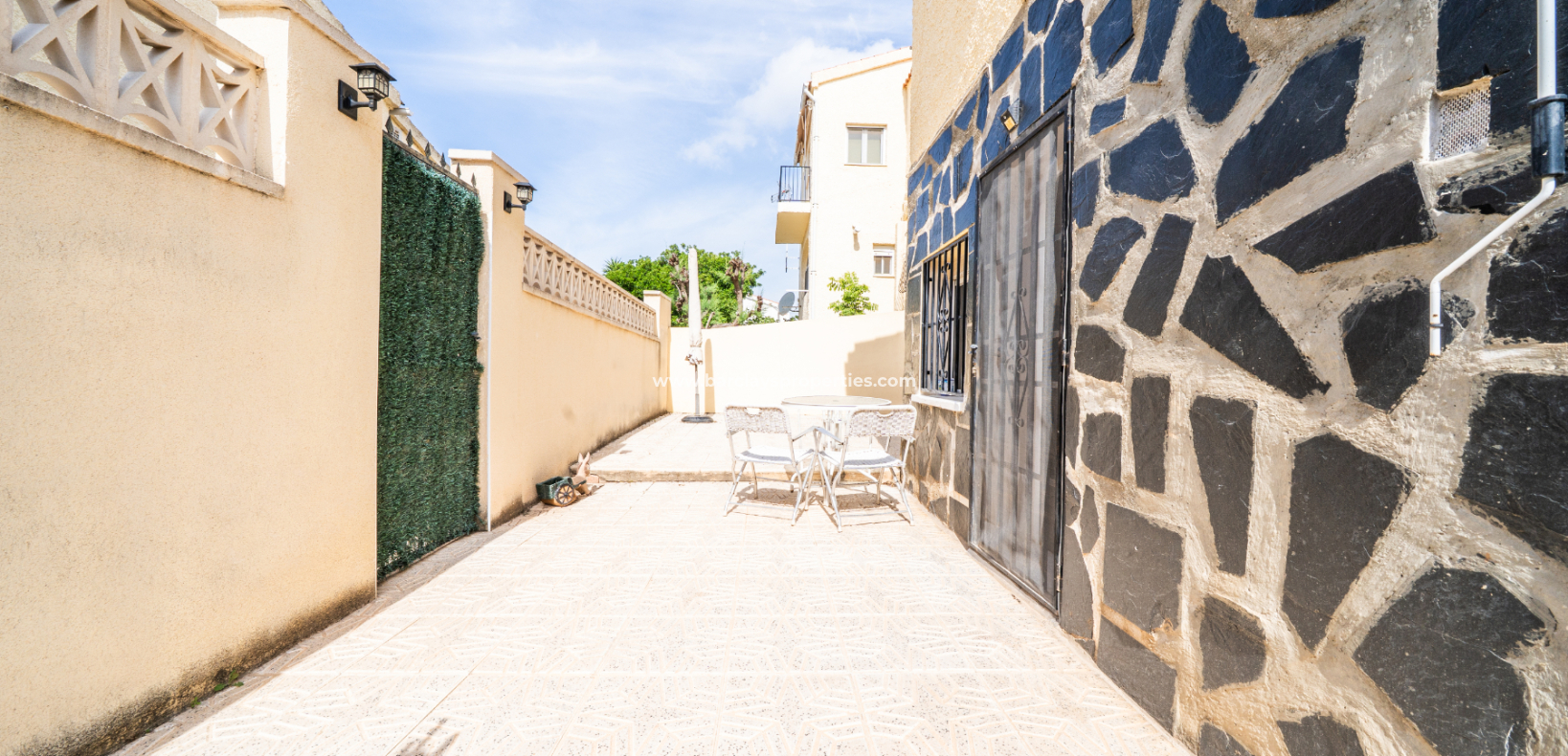 Resale - Freistendhe Villa - Urb. La Marina