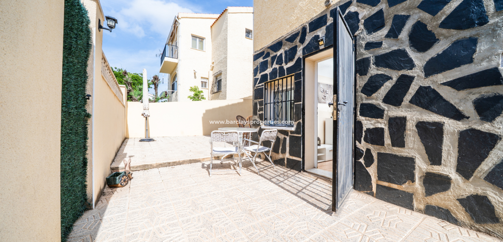 Resale - Freistendhe Villa - Urb. La Marina
