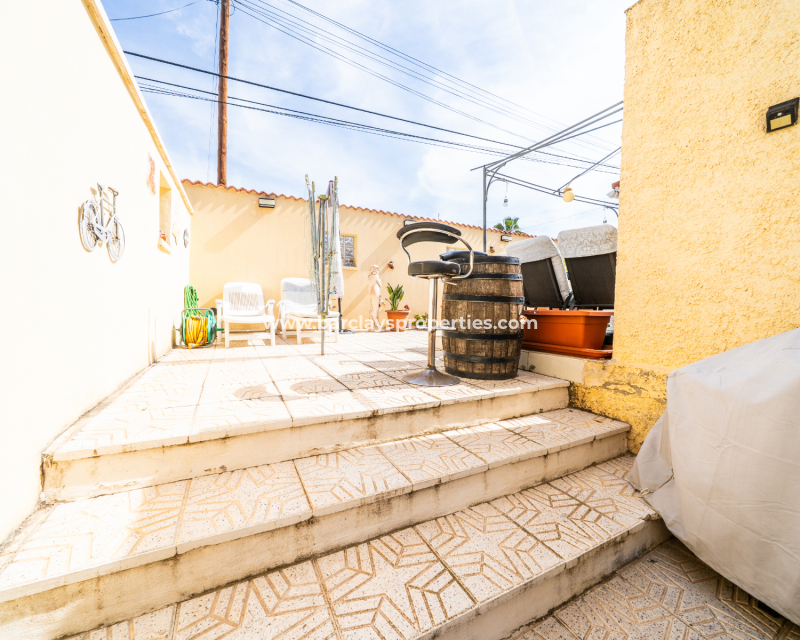 Resale - Freistendhe Villa - Urb. La Marina