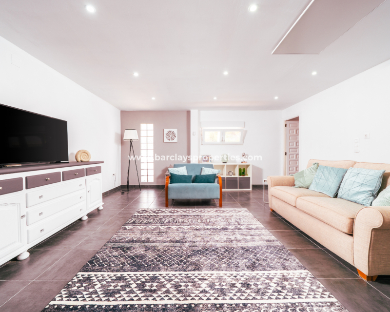 Resale - Freistendhe Villa - Urb. La Marina