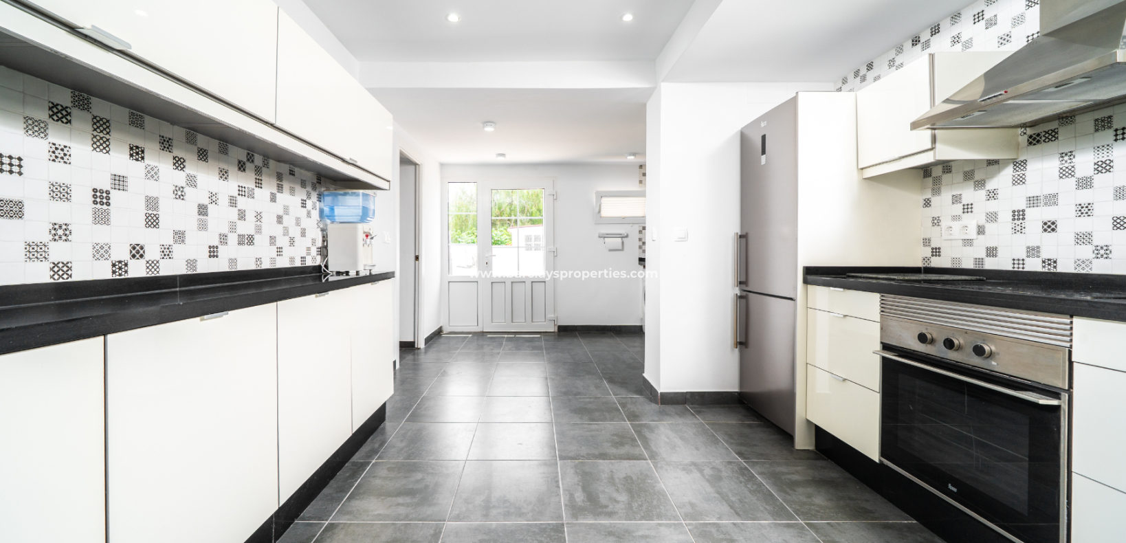 Resale - Freistendhe Villa - Urb. La Marina