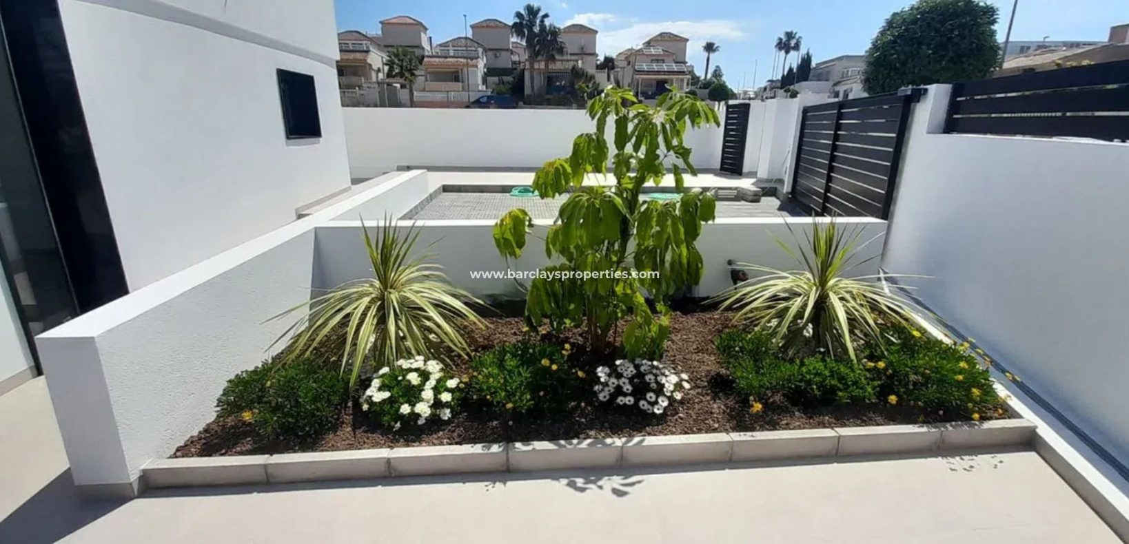 Resale - Freistendhe Villa - Urb. La Marina