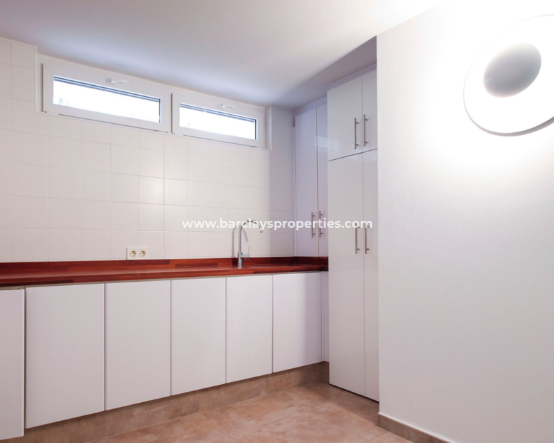 Resale - Freistendhe Villa - Urb. La Marina