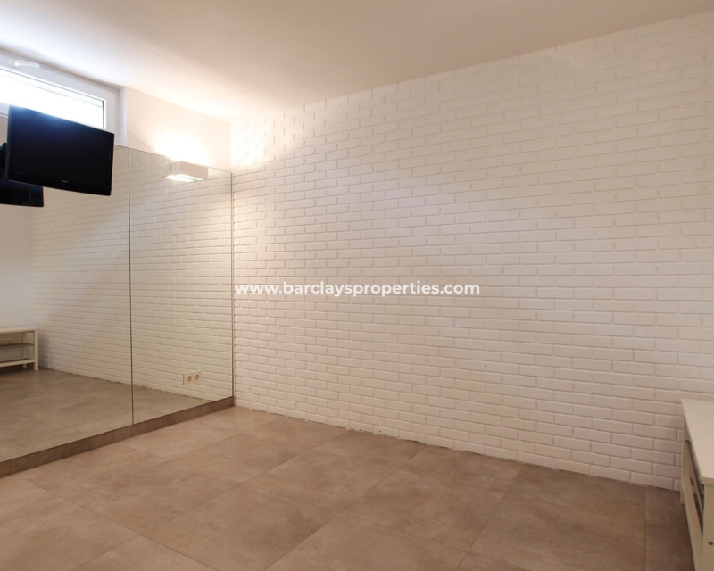 Resale - Freistendhe Villa - Urb. La Marina