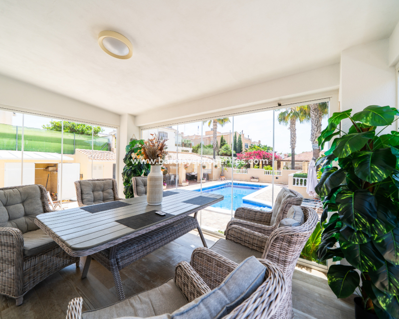 Resale - Freistendhe Villa - Urb. La Marina