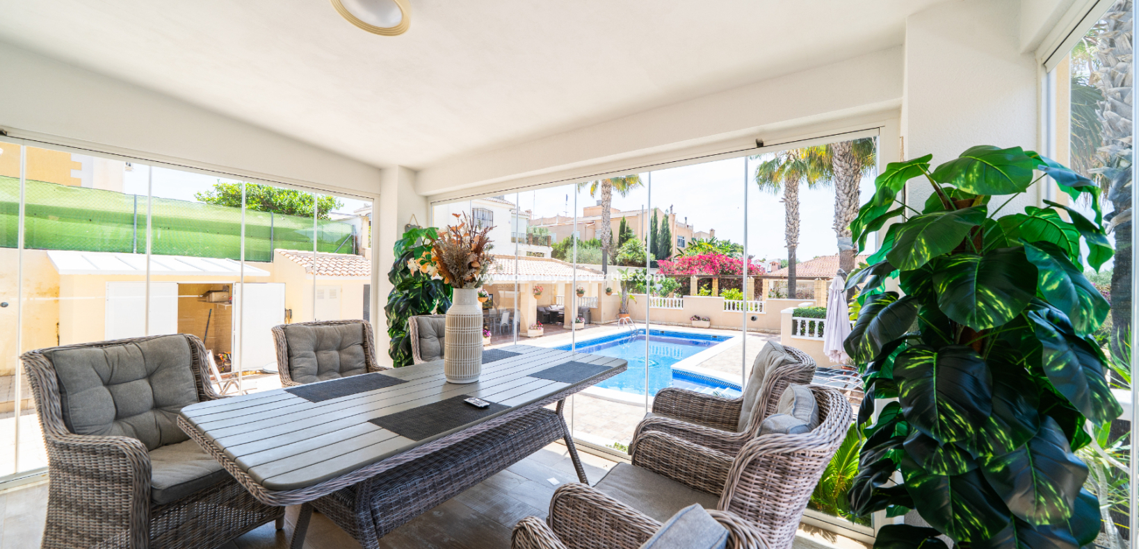 Resale - Freistendhe Villa - Urb. La Marina